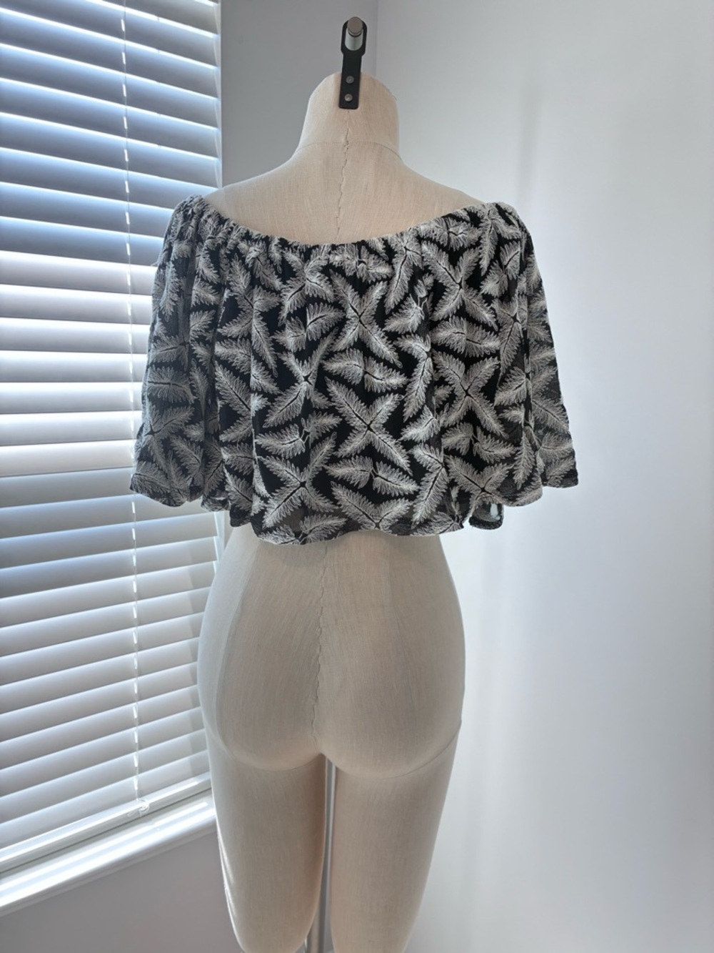 Urban Outfitters Kimchi Blue Tropical Floral Off-The-Shoulder Crop Top - Picture 5 of 9